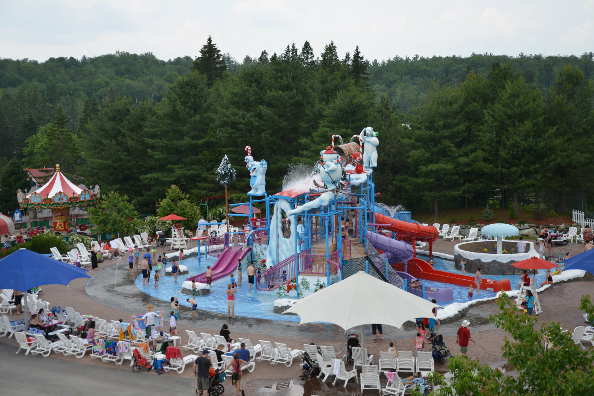 Snowcapped roofs and frozen fountains further the frosty theme. Note how water from the tipping bucket appears to form a massive icicle. Of course, guests splash to the soundtrack of classic Christmas tunes. 