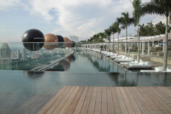 The SkyPark pool was built with 422,000 pounds of stainless steel and can hold 376,500 gallons of water. The interior is finished with 254,000 ceramic tiles adhered directly to the stainless steel shell. The total weight of the pool when filled with water is 3.6 million pounds, and it has a flow rate of 5,707 gallons per minute.